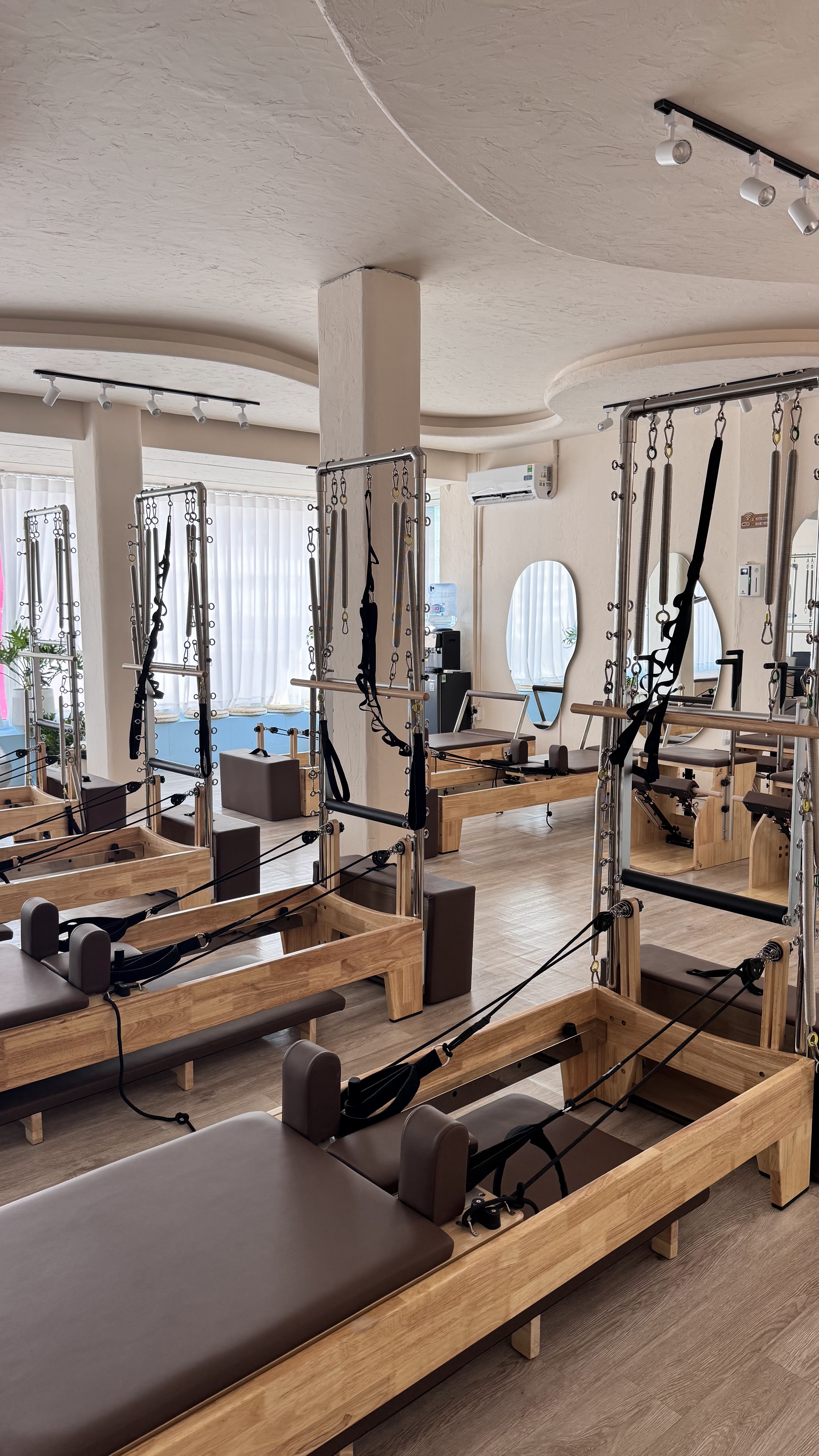 Phòng tập Aurise Pilates Club với nhiều máy Pilates khung gỗ và dây lò xo