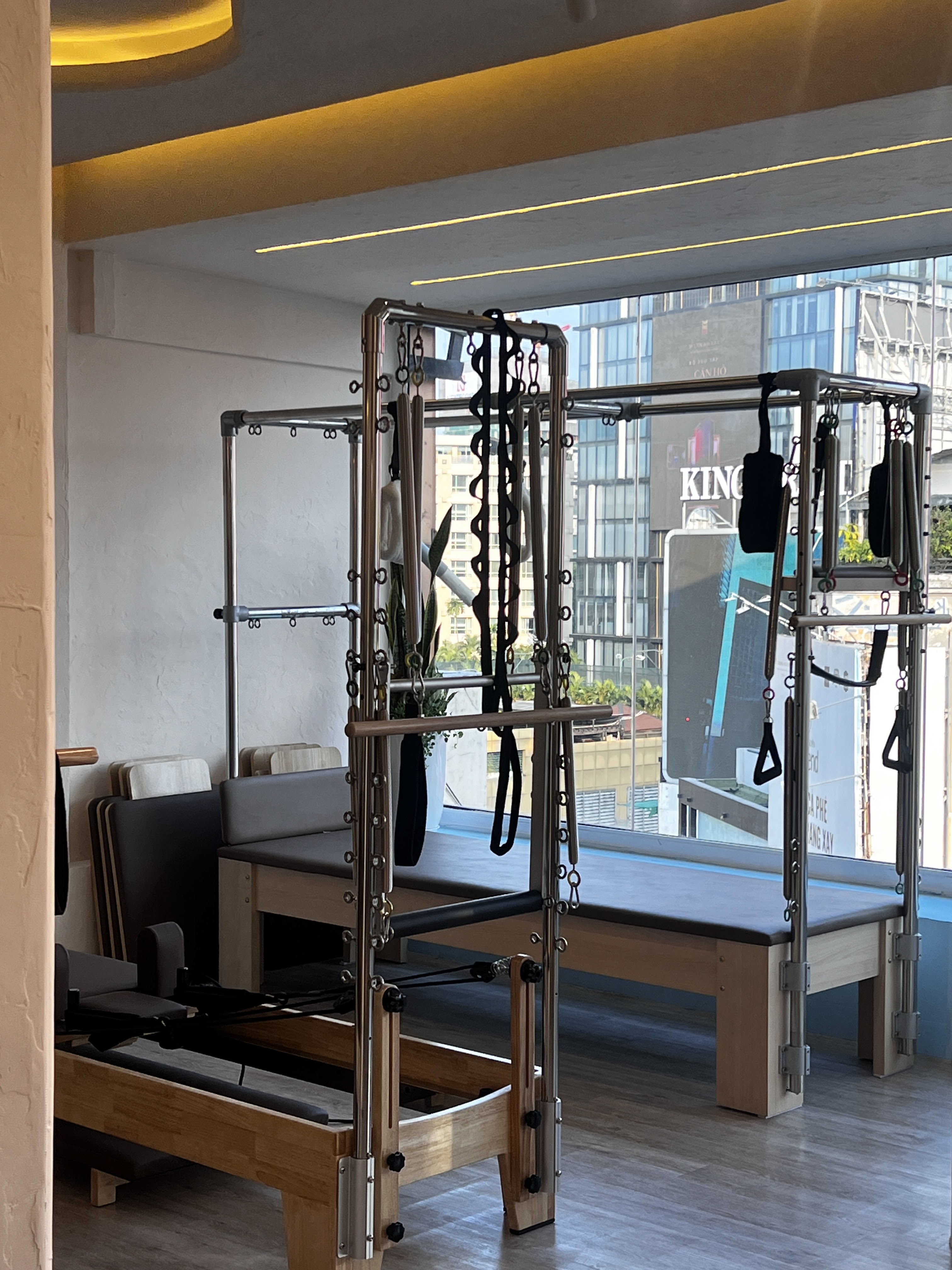 Máy Pilates tại Aurise Pilates Club nhìn ra phố qua cửa sổ lớn
